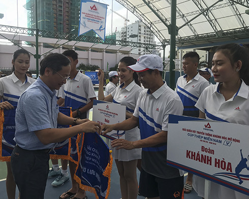 Nguyen Dac Tai offering commemorative flags to teams