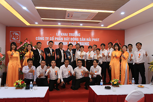 Tập thể Ban lãnh đạo và cán bộ nhân viên Hải Phát Land chi nhánh Nha Trang