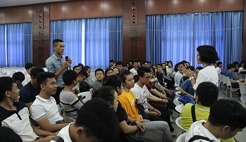 Sinh viên đặt câu hỏi với ban tổ chức chương trình.