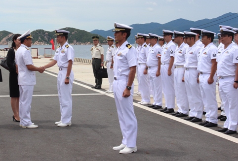Lãnh đạo Vùng 4 Hải quân chào đón Đại tá Ueta Yasuteru và thủy thủ đoàn.