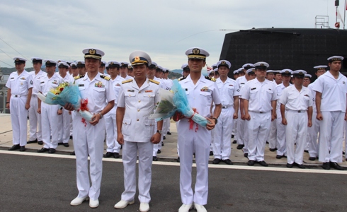 Lãnh đạo Vùng 4 Hải quân tặng hoa cho thủy thủ đoàn tàu Kuroshio.