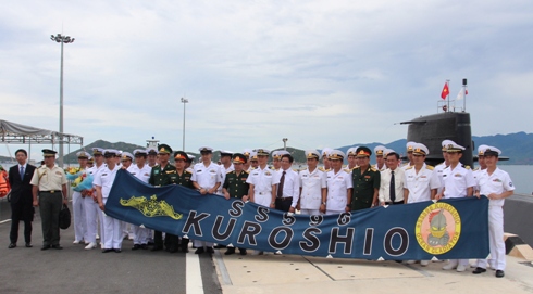 Các đại biểu đón đoàn và các thủy thủ tàu Kuroshio chụp hình lưu niệm.