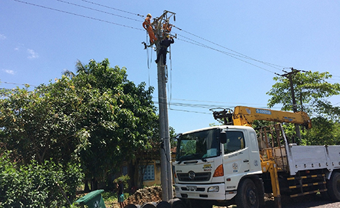 Thi công đường dây điện tại huyện Diên Khánh.