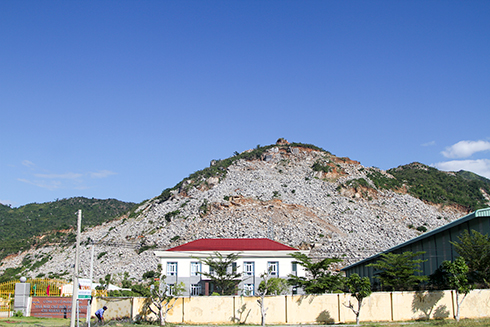 Khu vực Tân Dân, xã Vạn Thắng, huyện Vạn Ninh có 5 mỏ đá được cấp phép.