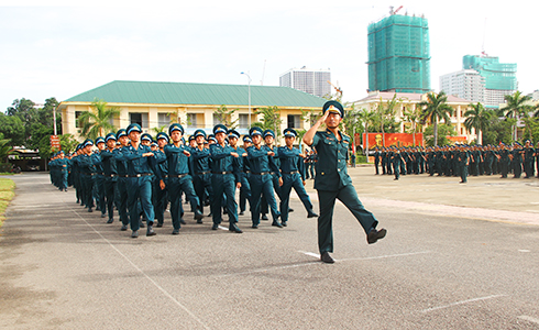 Cán bộ, chiến sĩ nhà trường duyệt đội ngũ trong buổi lễ khai giảng.