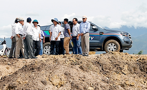 Đoàn công tác của HĐND tỉnh giám sát việc nạo vét lòng hồ Suối Trầu.