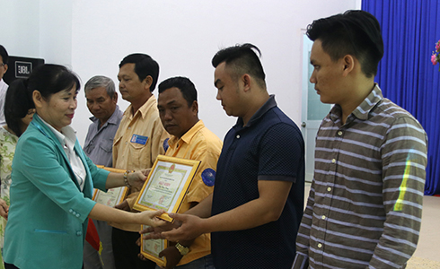 UBND phường Lộc Thọ khen thưởng những quần chúng có thành tích xuất sắc trong phong trào Toàn dân bảo vệ an ninh Tổ quốc. 