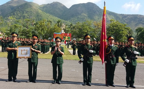 Thiếu tướng Ngô Kim Đồng trao Huân chương của Nhà nước Lào cho nhà trường.