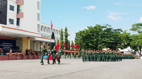 Cán bộ, học viên nhà trường duyệt đội ngũ tại buổi lễ.