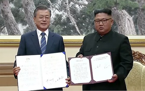 Tổng thống Hàn Quốc Moon Jae-in (trải) và nhà lãnh đạo Triều Tiên Kim Jong-un. (Ảnh: Reuters)