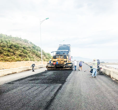 zzThảm bê tông nhựa tại dự án đường vào Kho xăng dầu ngoại quan Vân Phong.