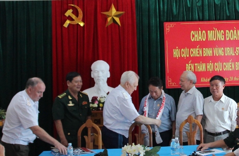 Thiếu tướng Iuri Dmitrievich Sudakov tặng quà lưu niệm cho Hội CCB tỉnh Khánh Hòa.