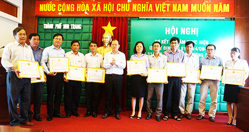 Ông Nguyễn Anh Tuấn - Phó Chủ tịch UBND TP. Nha Trang  trao giấy khen cho các tập thể.