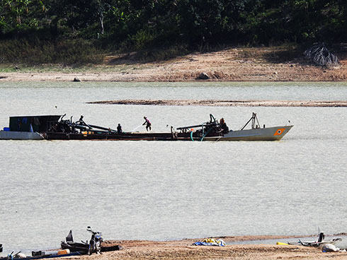 Quản lý khai thác cát tại các hồ chứa: Còn bất cập