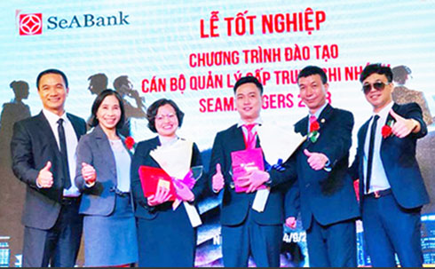 Ông Vũ Đình Khoán - Phó Tổng Giám đốc, bà Đào Chân Phương -  Giám đốc Học viện SeABank cùng đại diện đối tác MIMAX trao giải thưởng  cho 2 học viên xuất nhất - Đại sứ SeAManagers 2018.
