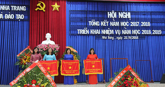 Các tập thể nhận cờ thi đua của UBND tỉnh Khánh Hòa.