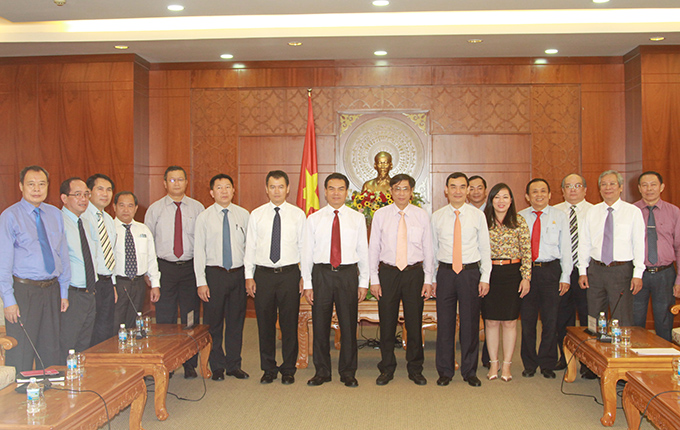 Các đại biểu chụp hình lưu niệm.