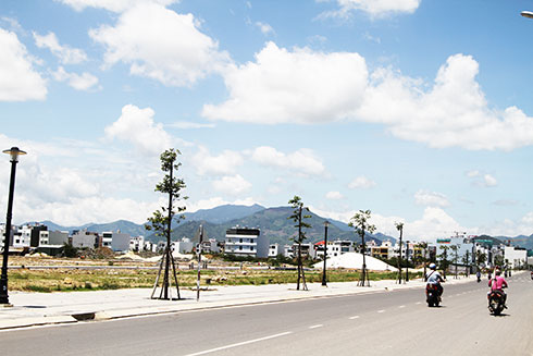 Dọc đường số 4 chạy qua Khu đô thị Lê Hồng Phong 2 tuy đã hoàn thiện hạ tầng kỹ thuật nhưng rất ít nhà dân.