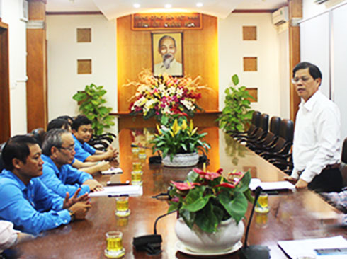 Đồng chí Nguyễn Tấn Tuân phát biểu chỉ đạo tại buổi gặp mặt.