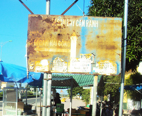 Biển chỉ dẫn nhếch nhác