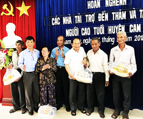 Trao 200 suất quà cho người cao tuổi nghèo