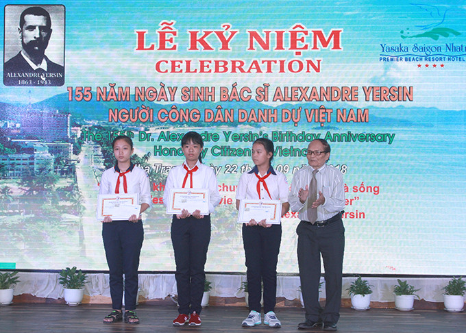 Đại diện Hội Ái mộ Yersin trao giải thưởng Yersin cho các em học sinh. 