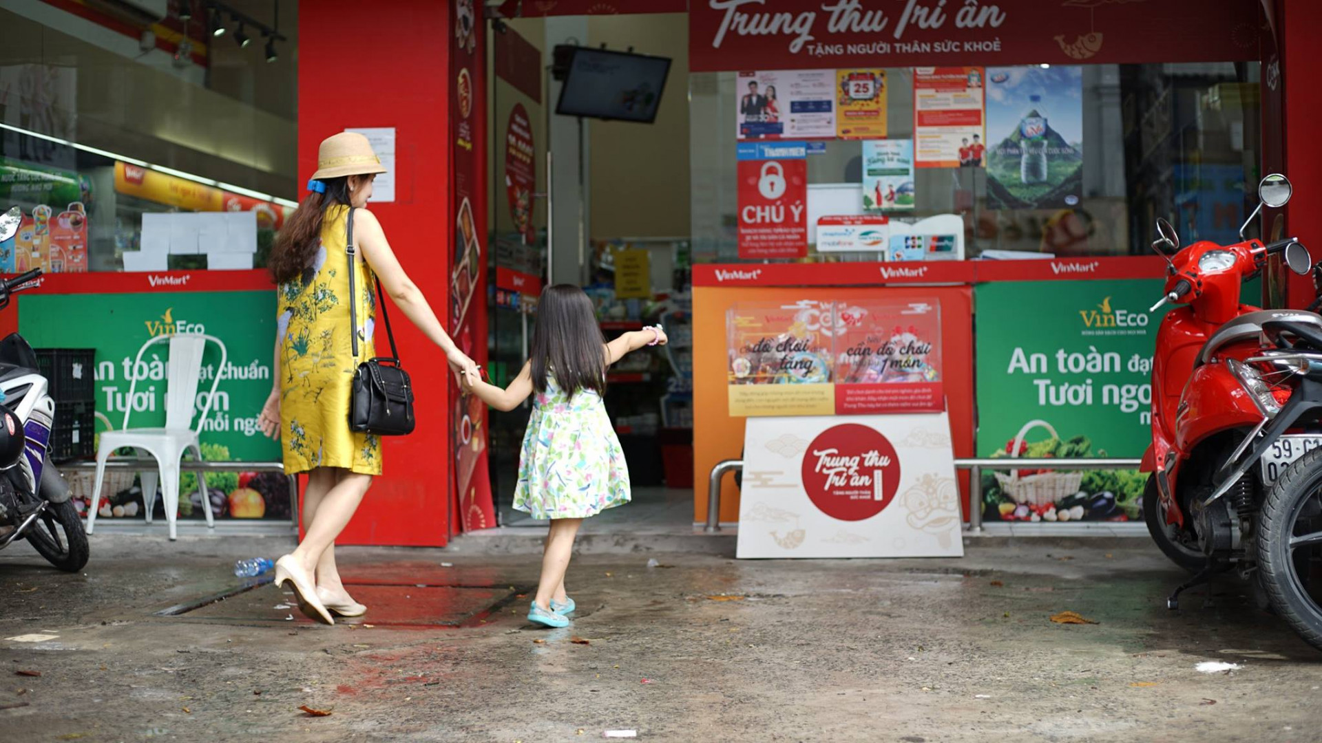 Cả hai mẹ con chị Thanh Hà hào hứng tặng lạị chiếc đèn trung thu lắp pin năm ngoái của bé Ngọc Anh.