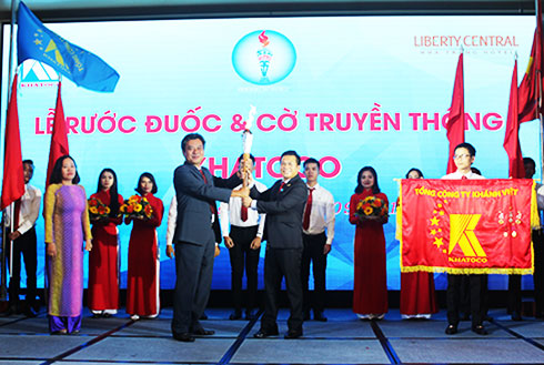 Lãnh đạo Khách sạn Liberty Central Nha Trang  nhận đuốc và cờ truyền thống.