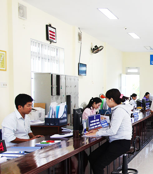 Cơ sở dữ liệu quốc gia về dân cư hoàn thành sẽ đơn giản hóa thủ tục hành chính, giấy tờ công dân.  (Trong ảnh: Bộ phận tiếp nhận và trả kết quả UBND huyện Cam Lâm).