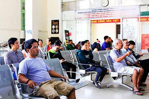 Hiện nay không còn hành khách hút thuốc lá trong phòng chờ.