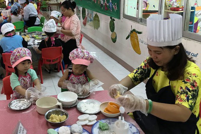 Trường Mầm non 3-2 tổ chức hội thi làm bánh Trung thu