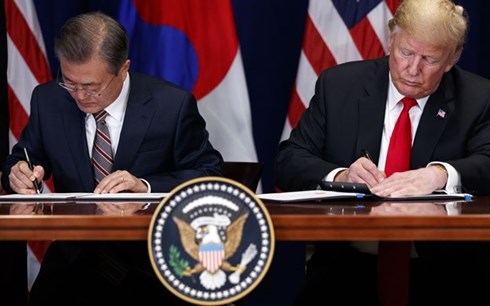 Tổng thống Mỹ Donald Trump và Tổng thống Hàn Quốc Moon Jae-in ký FTA mới. Ảnh: AP