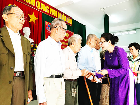 Bà Nguyễn Thị Thu Nguyệt - Tổng Giám đốc Công ty TNHH SOVICO Khánh Hòa trao quà cho các cụ trên 90 tuổi.