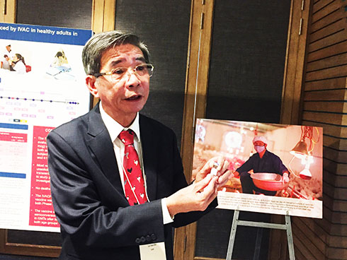 Tiến sĩ Lê Văn Bé - Viện trưởng IVAC  giới thiệu vắc xin phòng cúm mùa.