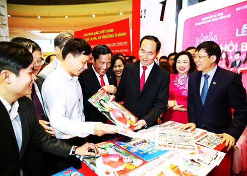 Chủ tịch nước Trần Đại Quang thăm gian trưng bày của các cơ quan báo chí  tại Hội Báo toàn quốc 2018. 