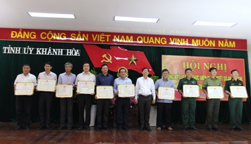 Ông Nguyễn Tấn Tuân trao Bằng khen cho các tập thể.