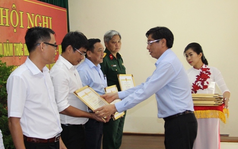 Ông Lê Đức Vinh trao Bằng khen cho các cá nhân.