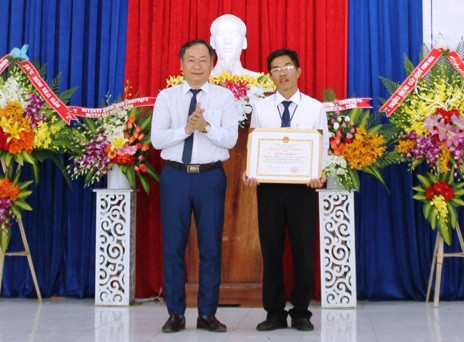 Ông Nguyễn Đắc Tài tặng danh hiệu tập thể lao động xuất sắc cho Trường Trung cấp nghề Vạn Ninh