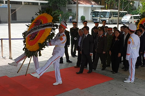 Đoàn đại biểu tỉnh Khánh Hòa do ông Lê Thanh Quang làm trưởng đoàn đã vào viếng Chủ tịch nước Trần Đại Quang