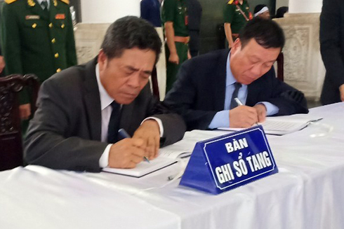 Ông Lê Thanh Quang (bên trái) ghi sổ tang