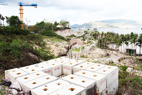 Khu di tích Lầu Bảo Đại bị đào xới nhiều nơi.