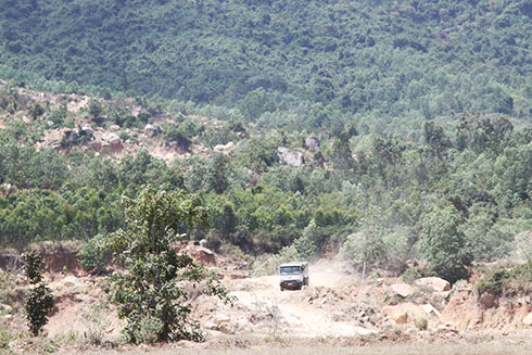 Tình trạng khai thác đất, đá tại núi Hòn Rồng thuộc xã Cam An Nam, huyện Cam Lâm.