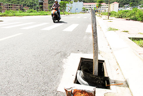 Nhiều hố sâu dưới lòng đường