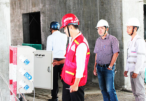Kiểm tra công tác an toàn lao động trong sử dụng điện tại các công trình xây dựng. 