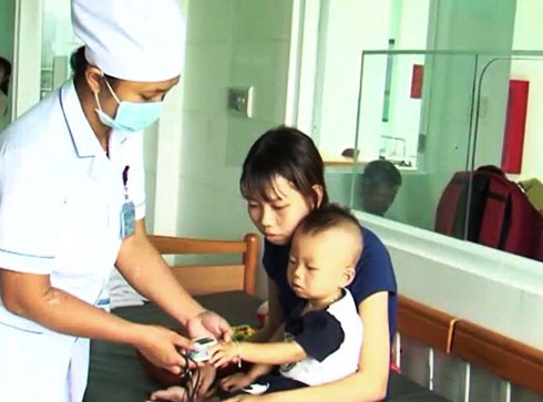 Khám bệnh cho trẻ mắc bệnh tay chân miệng tại Bệnh viện Bệnh nhiệt đới tỉnh.