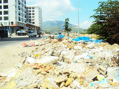 Rác, xà bần đổ tràn ngập trên đường