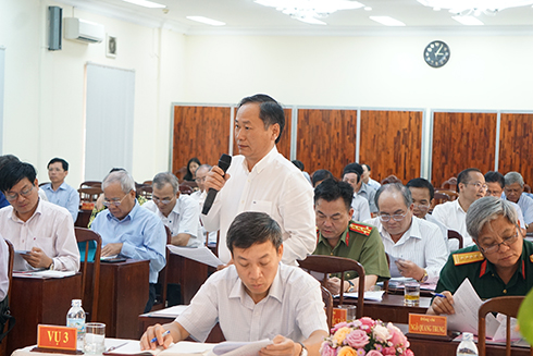 Ông Nguyễn Đắc Tài - Ủy viên Ban Thường vụ Tỉnh ủy, Phó Chủ tịch UBND tỉnh phát biểu thảo luận