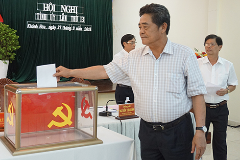 Các vị Thường trực Tỉnh ủy bỏ phiếu thực hiện quy trình giới thiếu nhân sự bổ sung Tỉnh ủy viên nhiệm kỳ 2015-2020