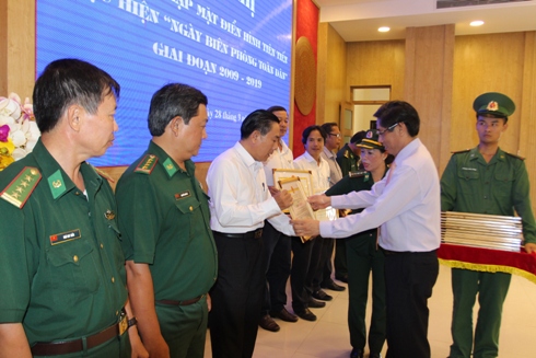 Ông Lê Đức Vinh trao Bằng khen cho các cá nhân. 