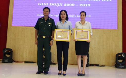 Thiếu tướng Nguyễn Văn Nam trao Bằng khen cho các tập thể.